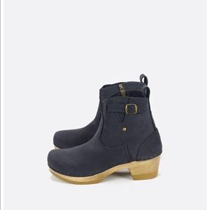 No. 6 Leather Clog Buckle Boat